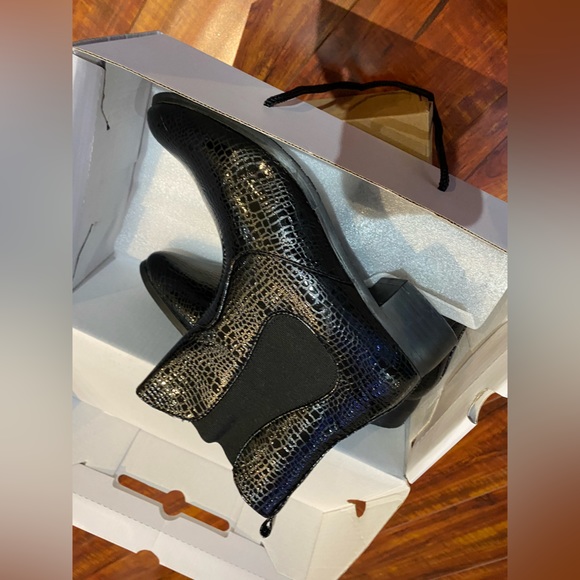 Never worn croc print patent bootie - Picture 2 of 3